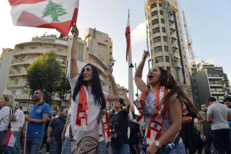 Em meio a protestos, premier do Líbano renuncia ao cargo