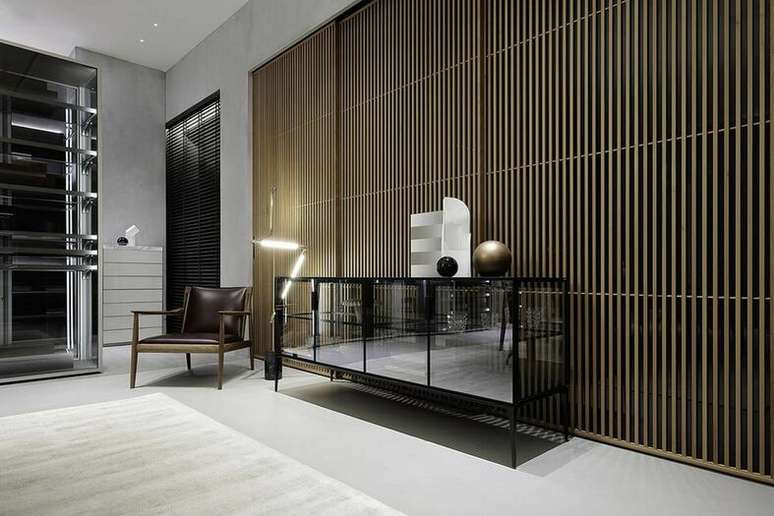 17. Portas podem funcionar em um aparador de vidro. Foto: Revista Viva Decora.