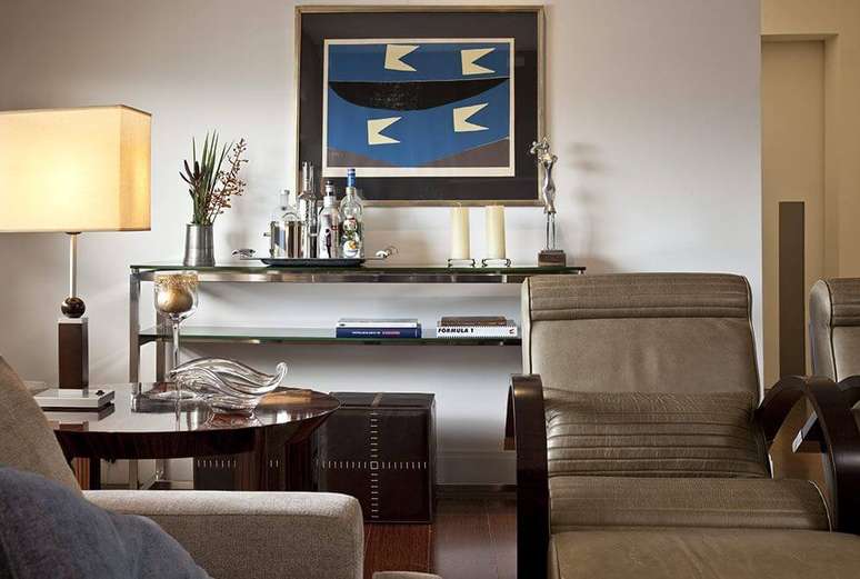 4. O aparador de vidro pode ter uma estrutura met&aacute;lica. Projeto de Fernando Piva