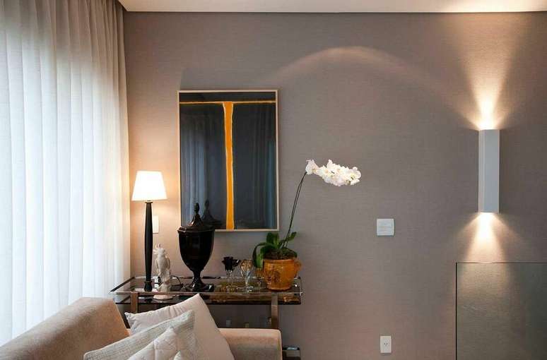 19. O aparador de vidro &eacute; &oacute;timo para otimiza&ccedil;&atilde;o de espa&ccedil;o. Projeto de Luis F&aacute;bio Rezende