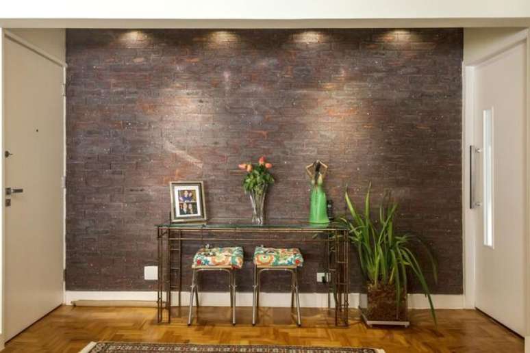 20. O aparador de vidro &eacute; interessante como elemento de composi&ccedil;&atilde;o. Projeto de Fernanda Duarte