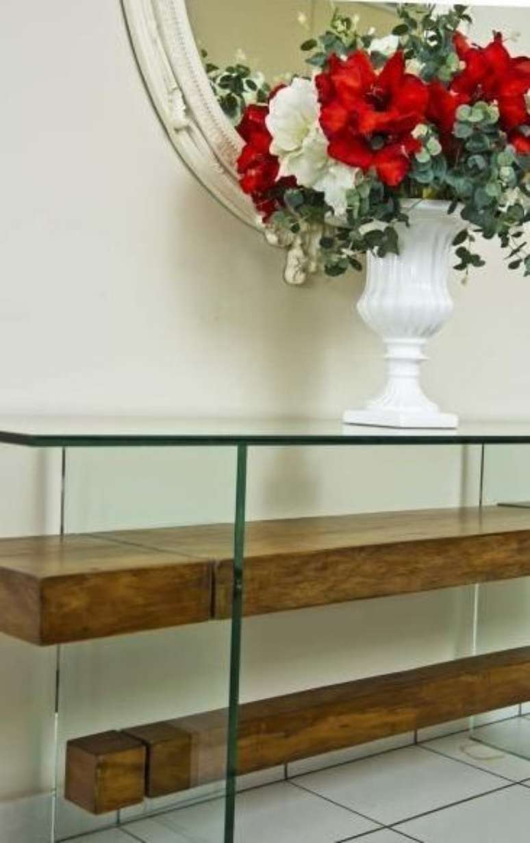 23. A madeira pode estar no aparador de vidro de muitos modos. Projeto de Joel Caetano Paes