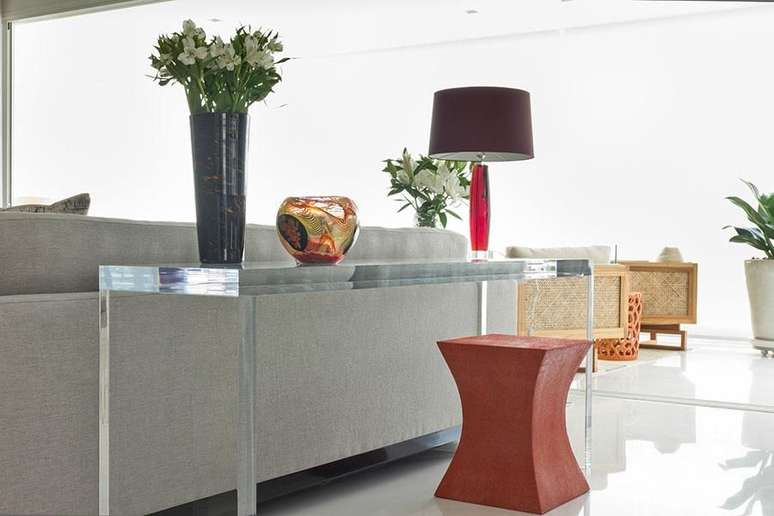 25. Um bom aparador de vidro dever ser resistente. Projeto de Mar&iacute;lia Veiga