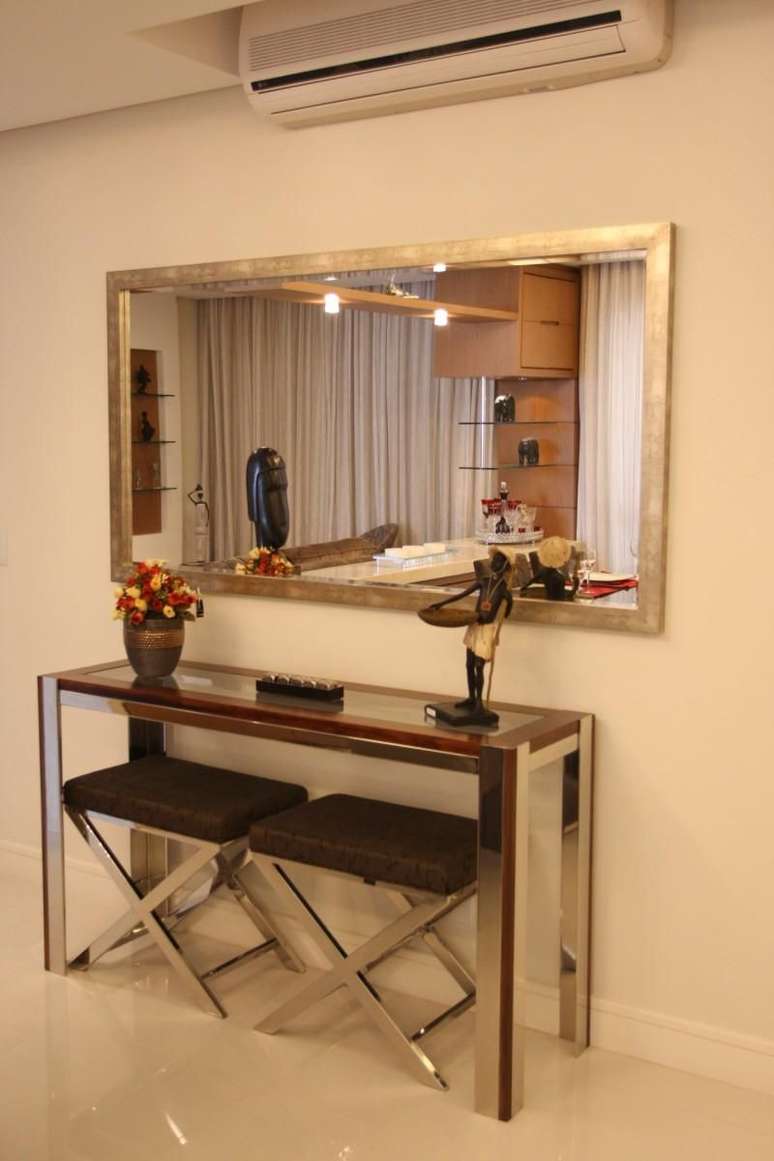 26. O seu aparador de vidro pode contar com o metal e a madeira ao mesmo tempo. Projeto de Renato Kohmann