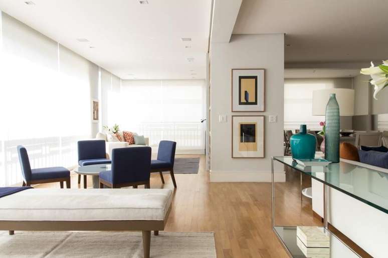 29. Um aparador de vidro &eacute; interessante quando oferece a sobriedade sem se perder no ambiente. Projeto de Mar&iacute;lia Veiga