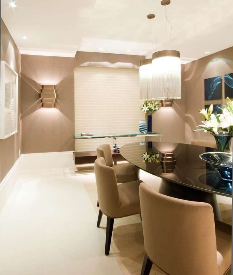 30. Salas de jantar tamb&eacute;m ficam &oacute;timas com um aparador de vidro. Projeto de Mar&iacute;lia Veiga