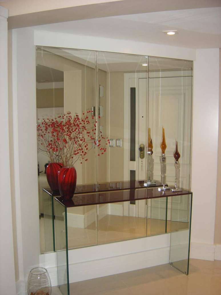 32. O aparador de vidro pode ter diferentes cores. Projeto de L&iacute;via Gobetti