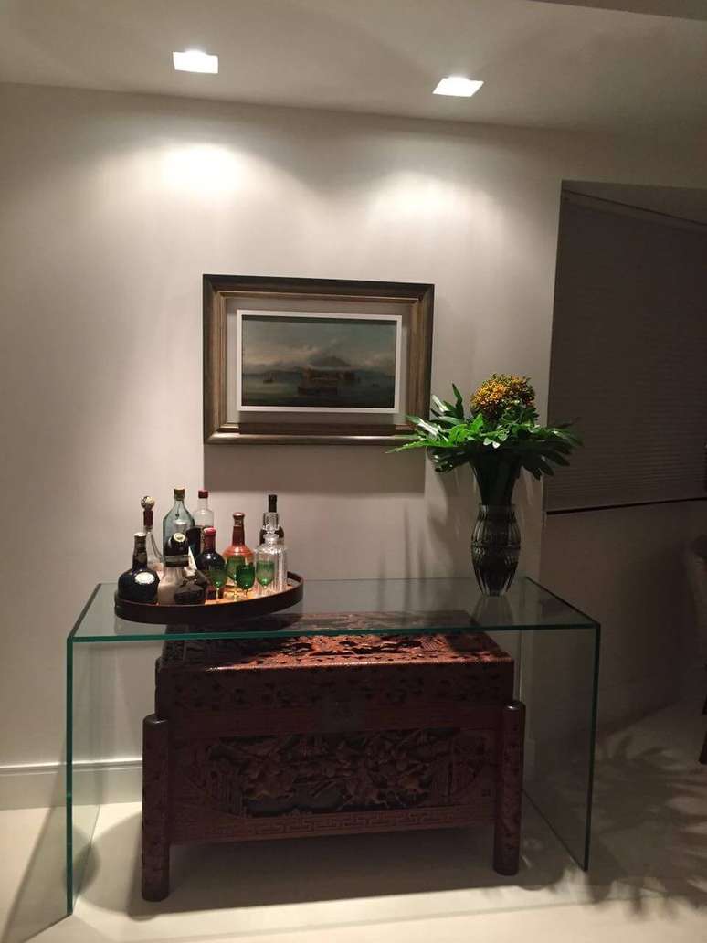 33. Um bom aparador de vidro deve aguentar itens decorativos. Projeto de Rita M&uuml;ller