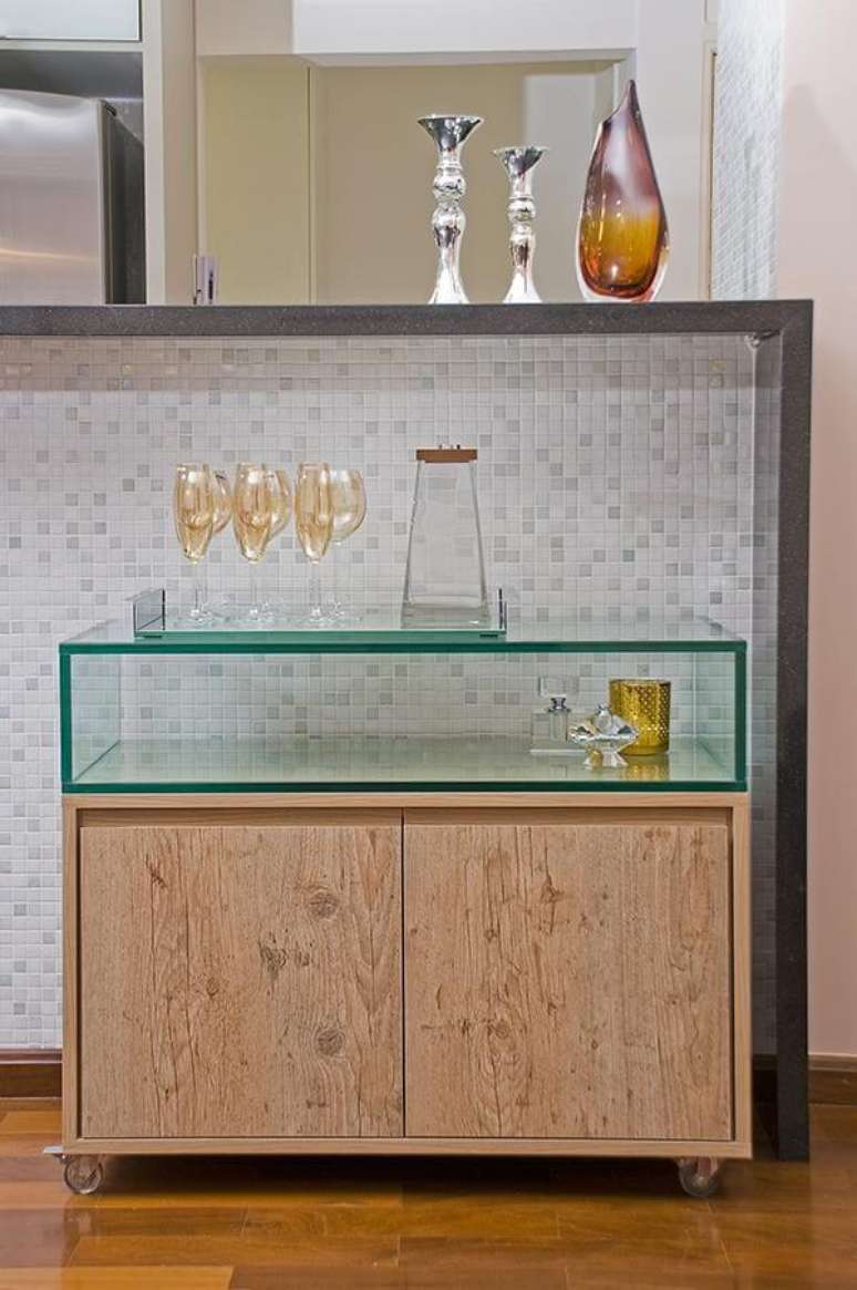 36. Este aparador de vidro oferece um formato interessante. Projeto de Nat&aacute;lia Pini