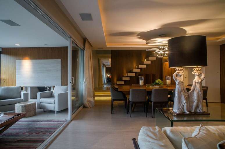 38. H&aacute; quem coloque o aparador de vidro no meio do c&ocirc;modo. Projeto de Maricy Marcos Borges