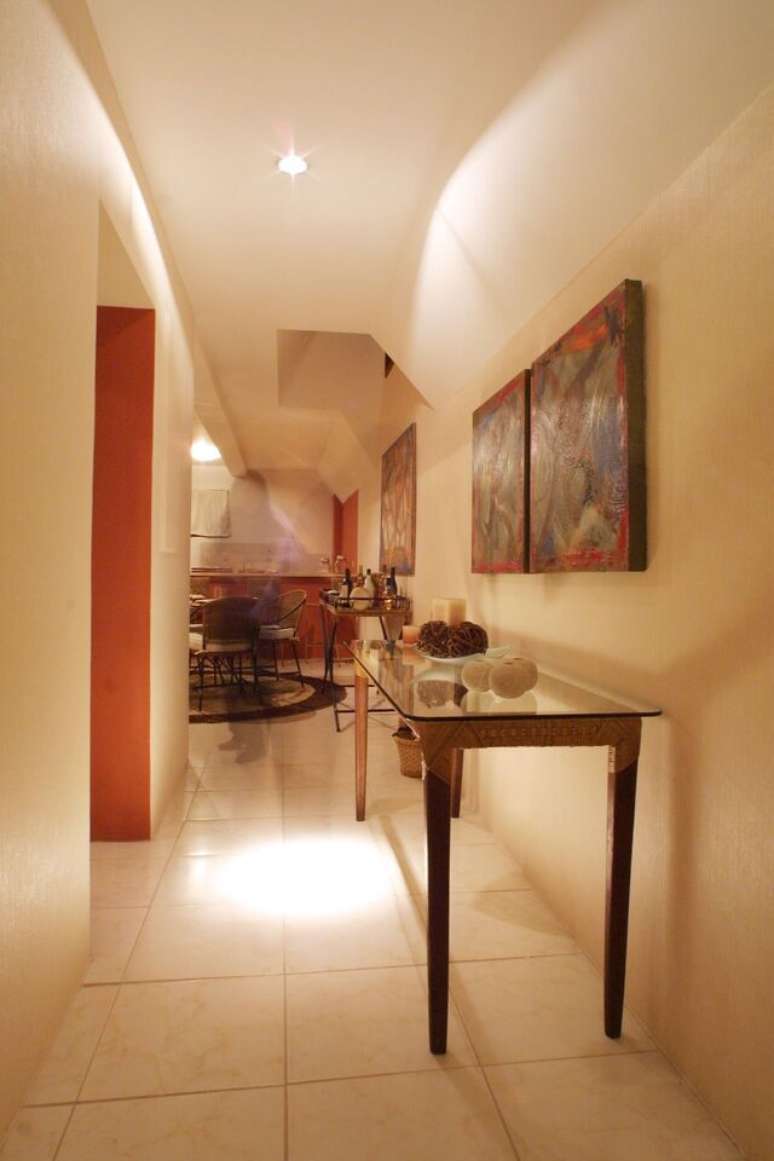 2. O aparador de vidro pode ser encontrado em muitos modelos. Projeto de Mariza Silva