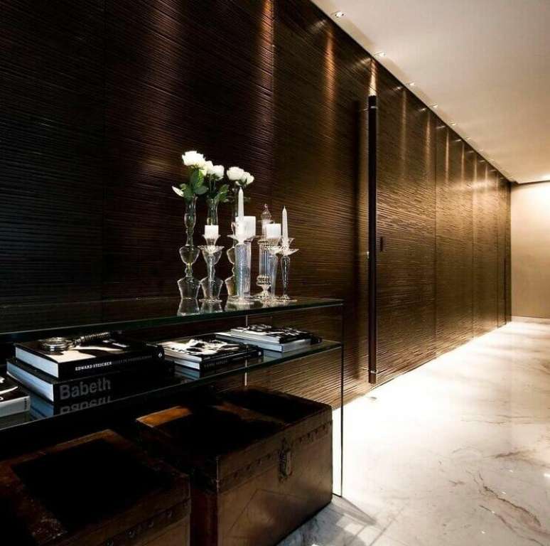 39. O aparador de vidro pode ser contrastado com elementos mais cl&aacute;ssicos. Projeto de Eduarda Corr&ecirc;a