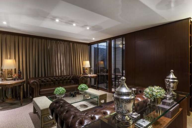 40. Decora&ccedil;&otilde;es cl&aacute;ssicas tamb&eacute;m ficam lindas com um bom aparador de vidro. Projeto de Piloni Arquitetura