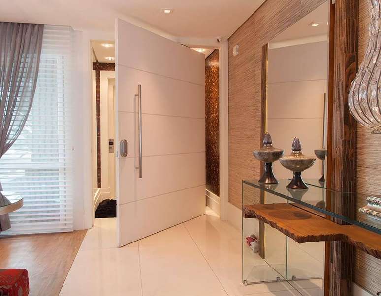 41. Este aparador de vidro une o r&uacute;stico ao moderno. Projeto de Sandra Sanches