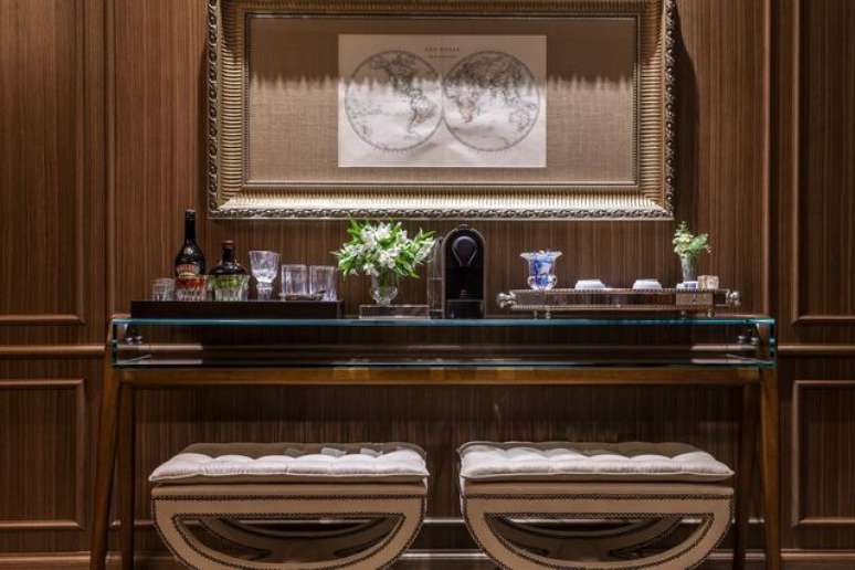 42. &Eacute; comum encontrar quem use o aparador de vidro como um mini bar. Projeto de Piloni Arquitetura
