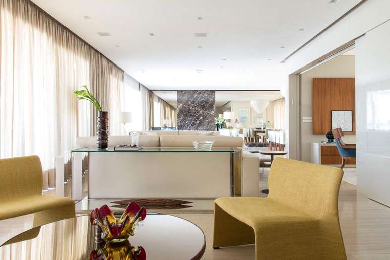 8. O aparador de vidro pode ser inserido na sala de muitas formas. Projeto de Mar&iacute;lia Veiga