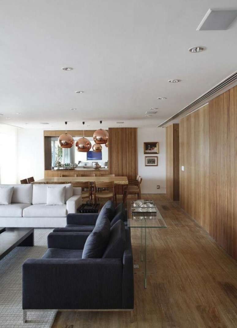 10. O aparador de vidro oferece mais delicadeza ao c&ocirc;modo. Projeto de A1 Arquitetura