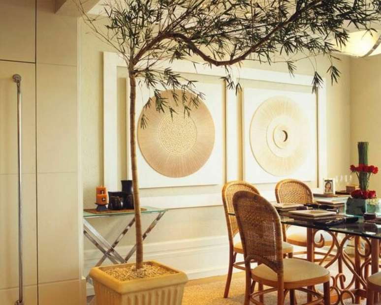 11. O aparador de vidro pode estar em muitos c&ocirc;modos. Projeto de Ana Luisa Previde