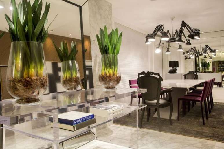 12. O aparador de vidro pode contar com prateleiras. Projeto de Karla Silva