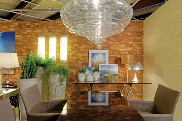 13. O aparador de vidro combina com todo os tipos de elementos decorativos. Projeto de MeyerCortez Arquitetura & Design