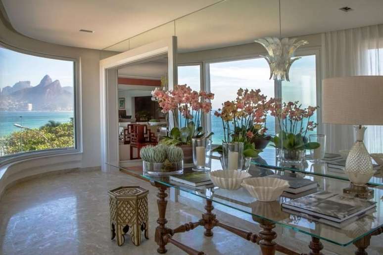 16. O aparador de vidro pode ser o elemento a preencher o c&ocirc;modo. Projeto de Roberto Migotto