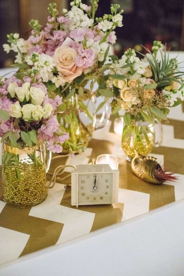 10. Invista em vários arranjos de flores para a sua mesa de ano novo decorada – Foto: Casa e Festa