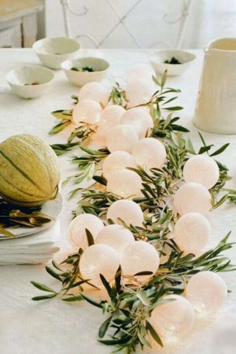 11. Arranjo com folhas e bolinhas brancas para decoração mesa réveillon – Foto: Weddbook