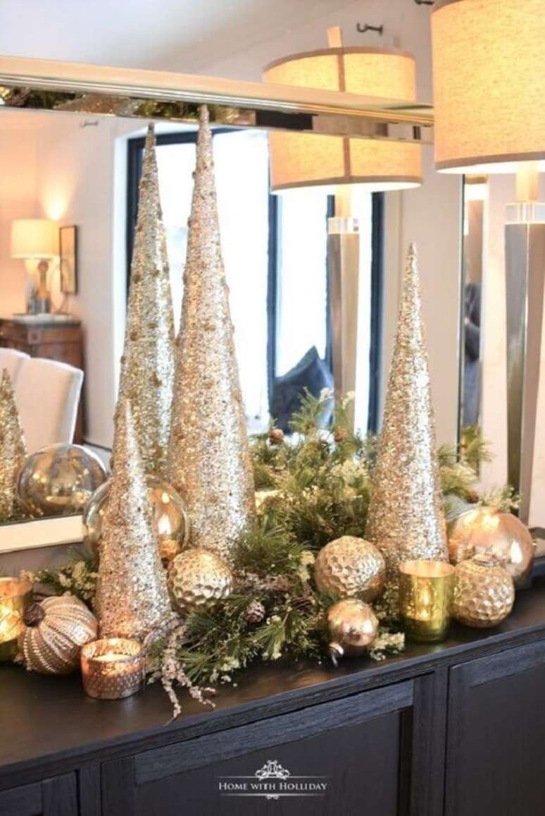 12. Enfeites com acabamento metalizado são ótimos para a decoração de réveillon – Foto: Home With Holliday