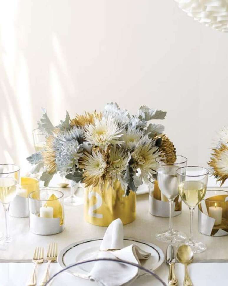 13. Arranjo simples de flores para decoração mesa réveillon – Foto: HappyShappy