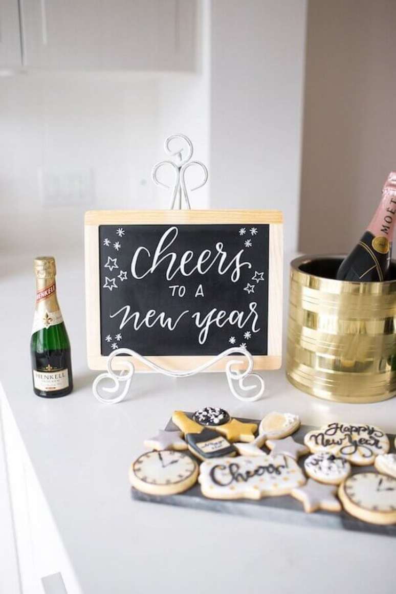 16. Invista em biscoitos e doces personalizados para a sua festa de ano novo – Foto: Sparkle & White