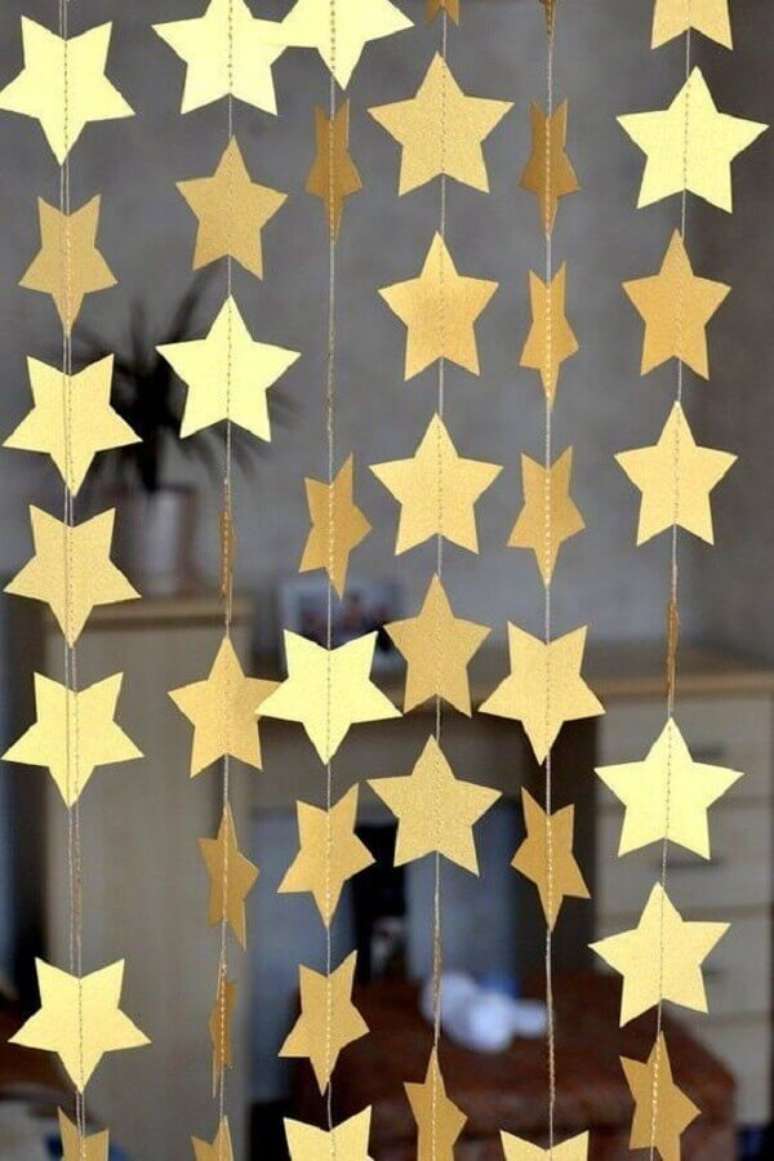 18. Decoração de réveillon simples com cortinha de estrelinhas douradas – Foto: Etsy