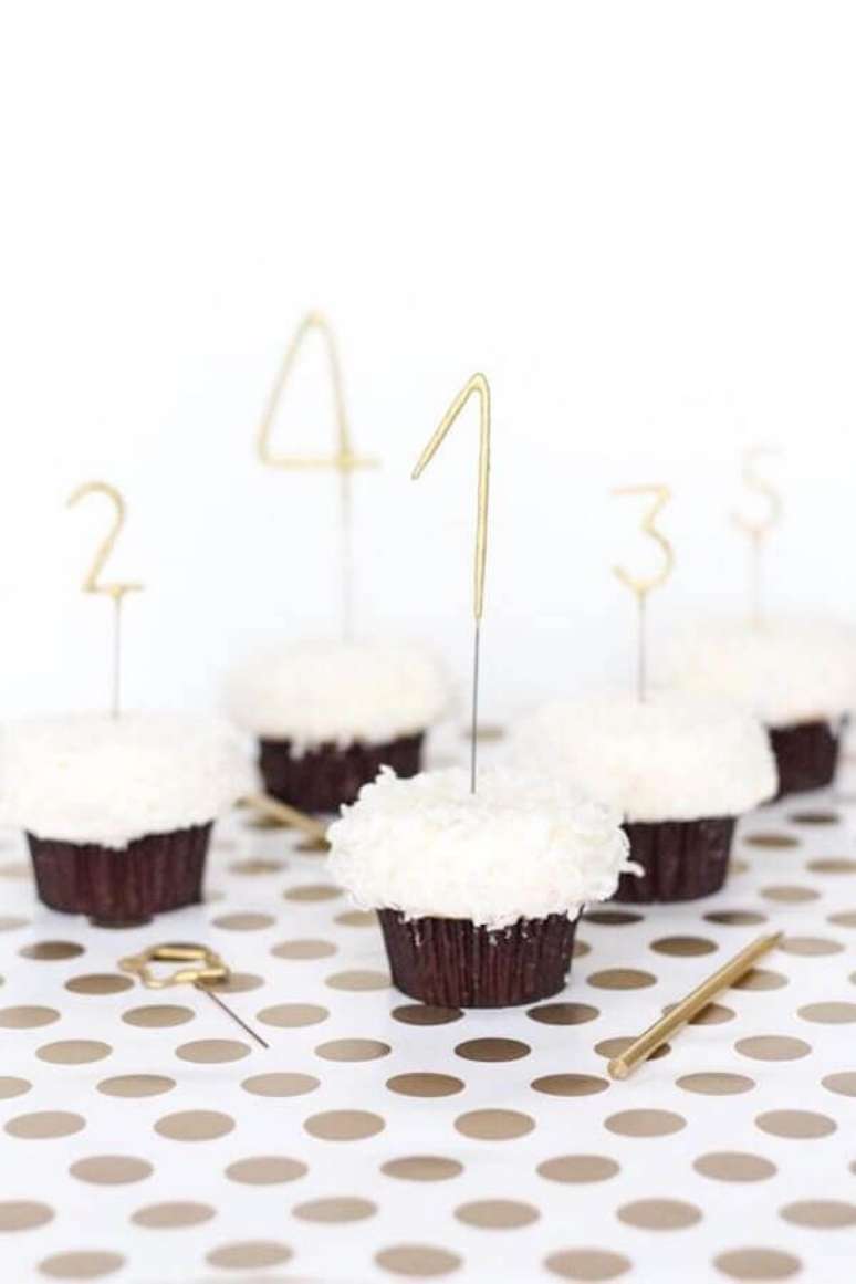 19. Cupcake com decoração simples para festa de ano novo – Foto: Sugar & Cloth