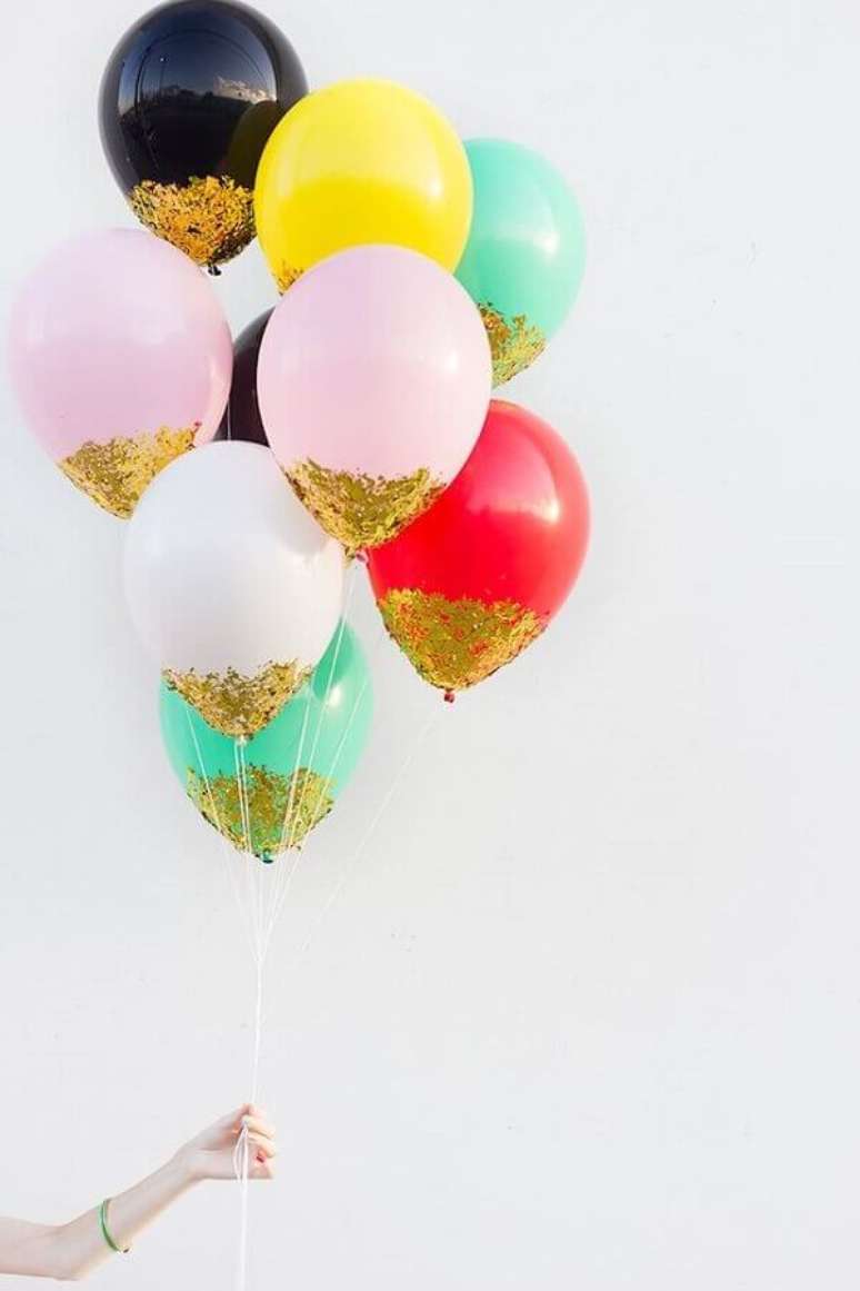 23. Decoração de réveillon com balões coloridos – Foto: Casa&Diseño