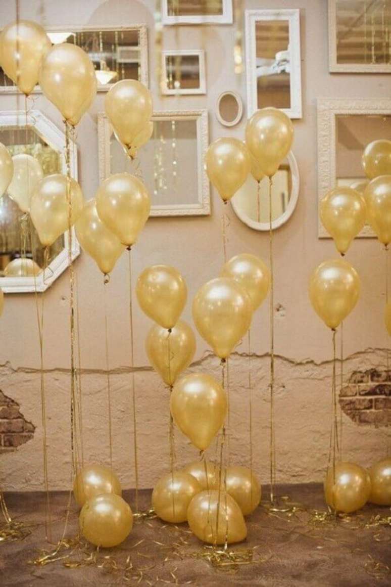 24. Decoração de réveillon com balões dourados – Foto: ArqDrops