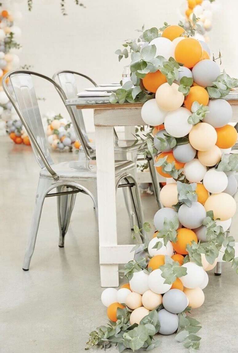 27. Decoração mesa réveillon com balões e folhagens – Foto: Flowers Idea Decorations