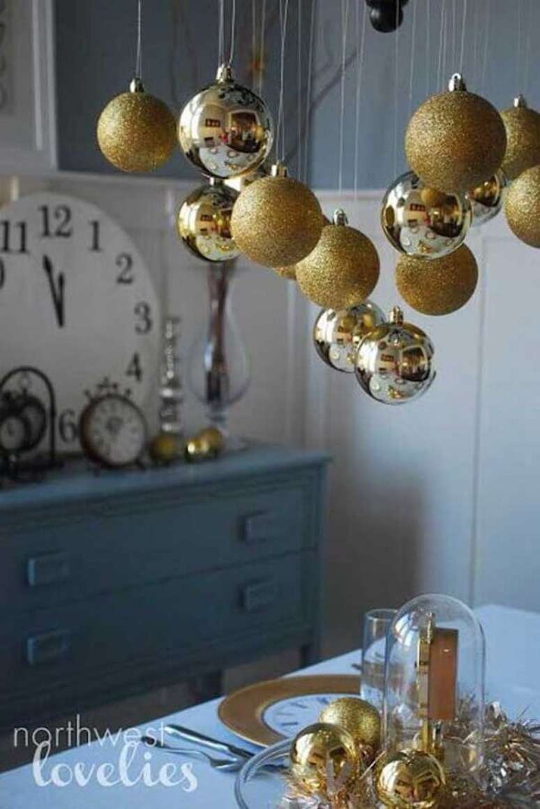 33. Bolas de natal são ótimas para uma decoração de réveillon simples e barata – Foto: Northwest Lovelies