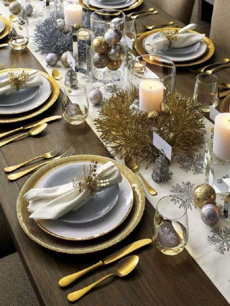 43. Faça um mix de enfeites prata e dourado para a mesa de ano novo decorada – Foto: Crate and Barrel