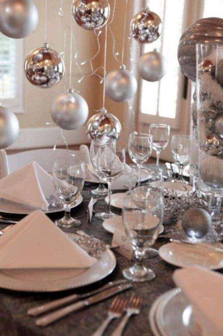 47. Decoração mesa réveillon simples com bolas de natal penduradas – Foto: Homex Imóveis