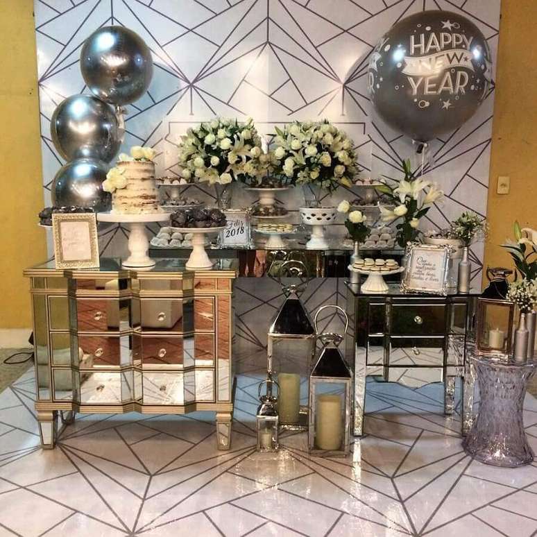 49. Decoração moderna para festa de ano novo prata – Foto: Mônica Negrão