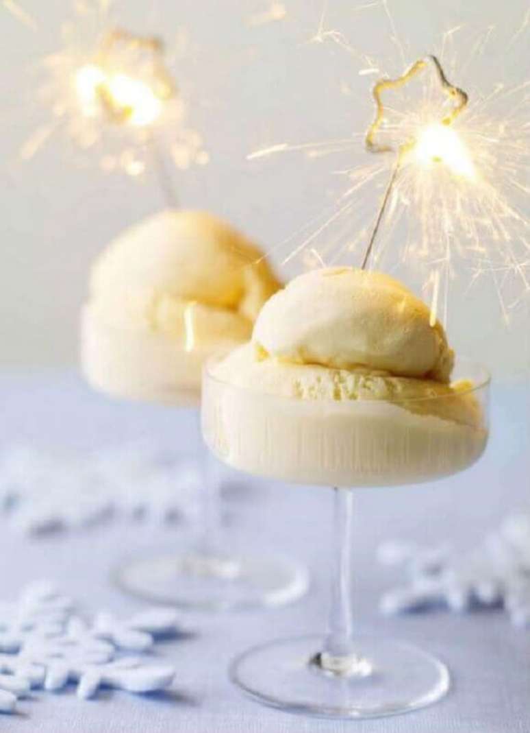 60. Doce decorado com vela de estrelinhas para festa de ano novo – Foto: Divine Ice Cream