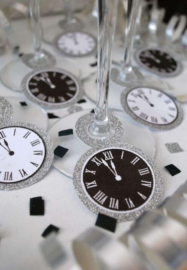 62. Enfeites em formato de relógio para taças de festa de réveillon decoradas – Foto: Archzine