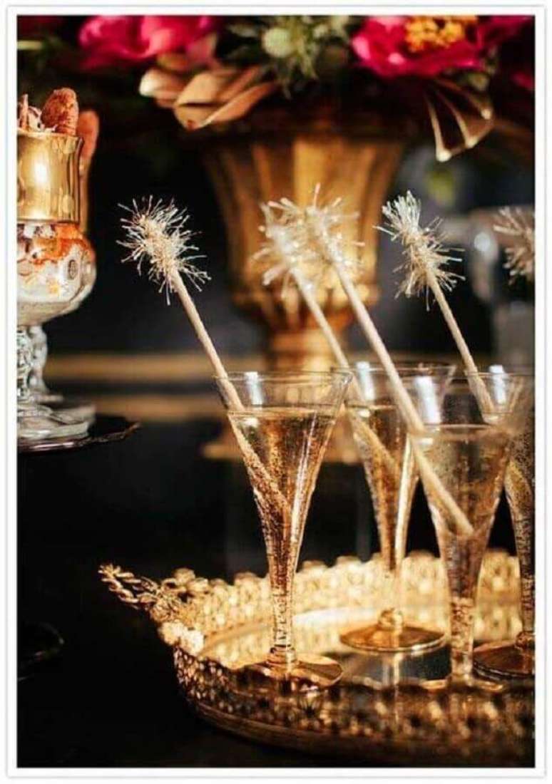 63. Festa de ano novo com bandeja dourada sofisticada para servir bebidas – Foto: Iaza