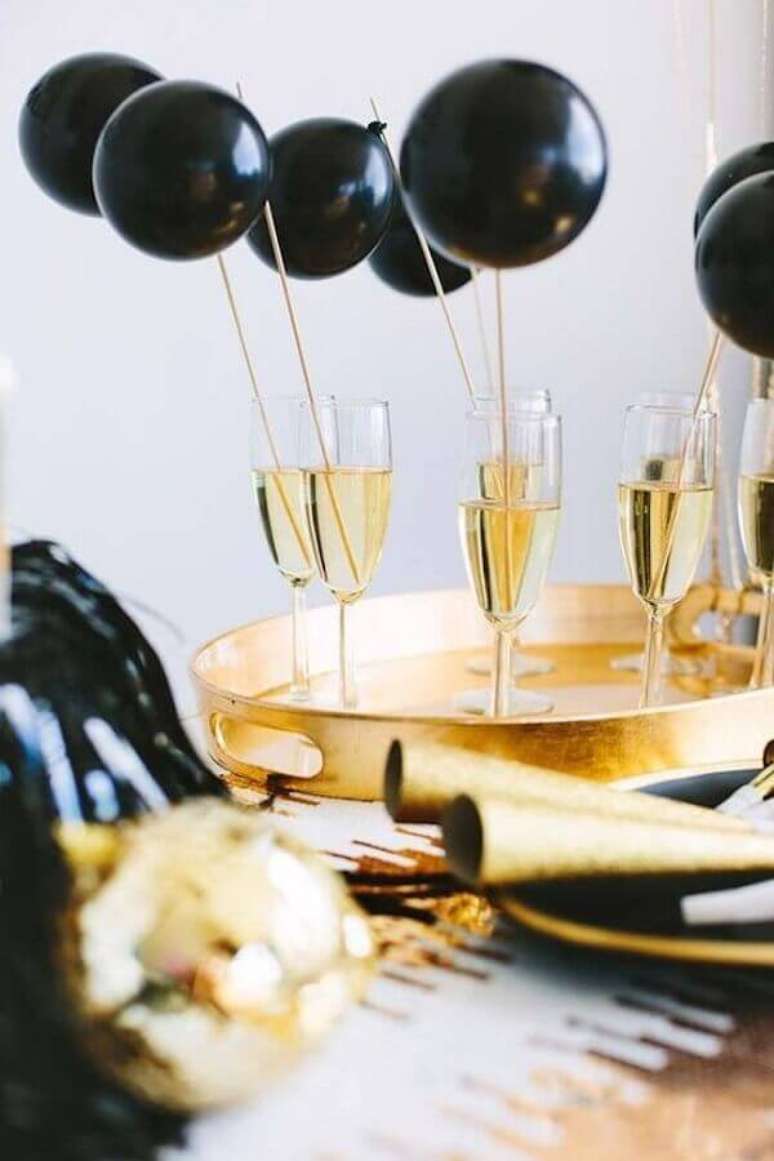 64. As suas taças para festa de ano novo também pode ser decoradas – Foto: Ideias Decor