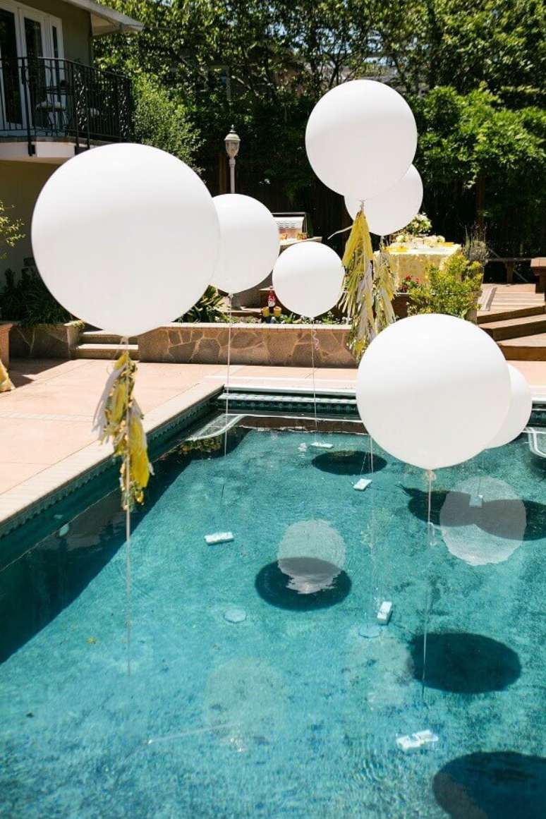 67. Que tal fazer uma festa de réveillon na piscina ? – Foto: Wedding Ideas