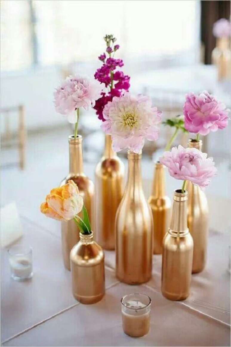 69. Garrafas de vidro decoradas com tinta dourada para mesa de ano novo decorada – Foto: Adina Porter