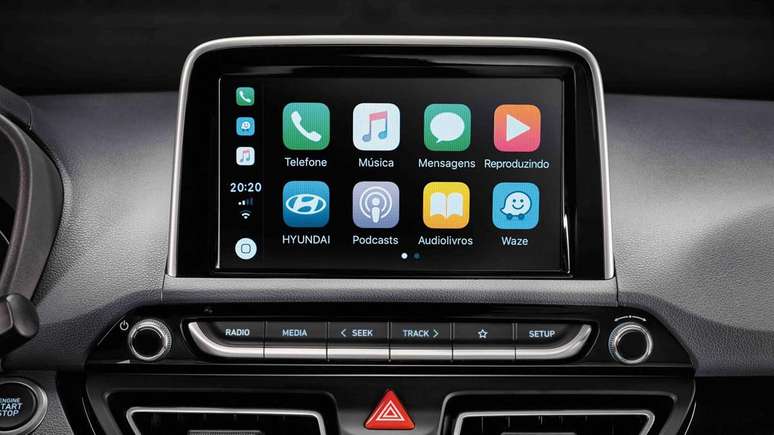 Central multimídia de 8” tem Android Auto e Apple CarPlay.