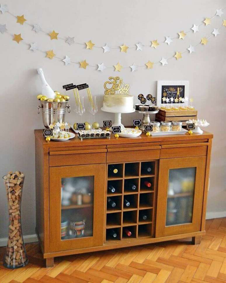 73. Ideia para decoração de réveillon simples com varal de estrelinhas douradas e prateadas – Foto: Coisas da Bonfa