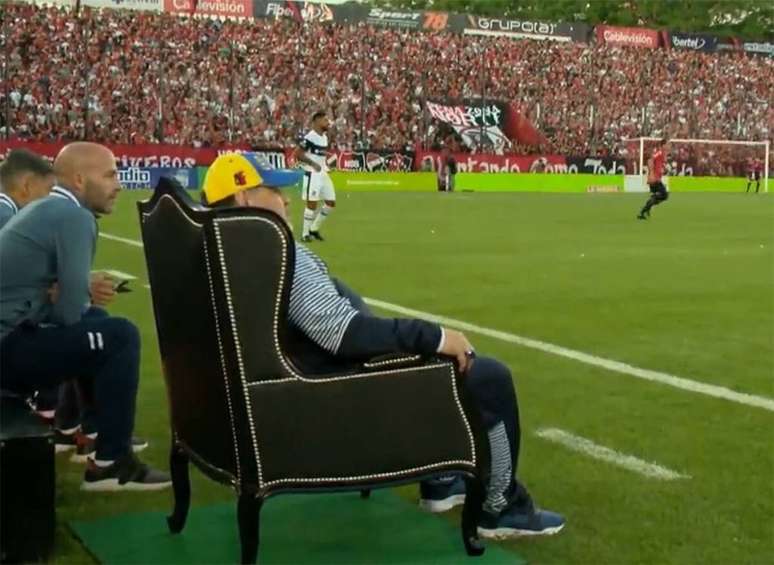 Maradona acompanhou a partida sentado em um trono (Foto: Reprodução)