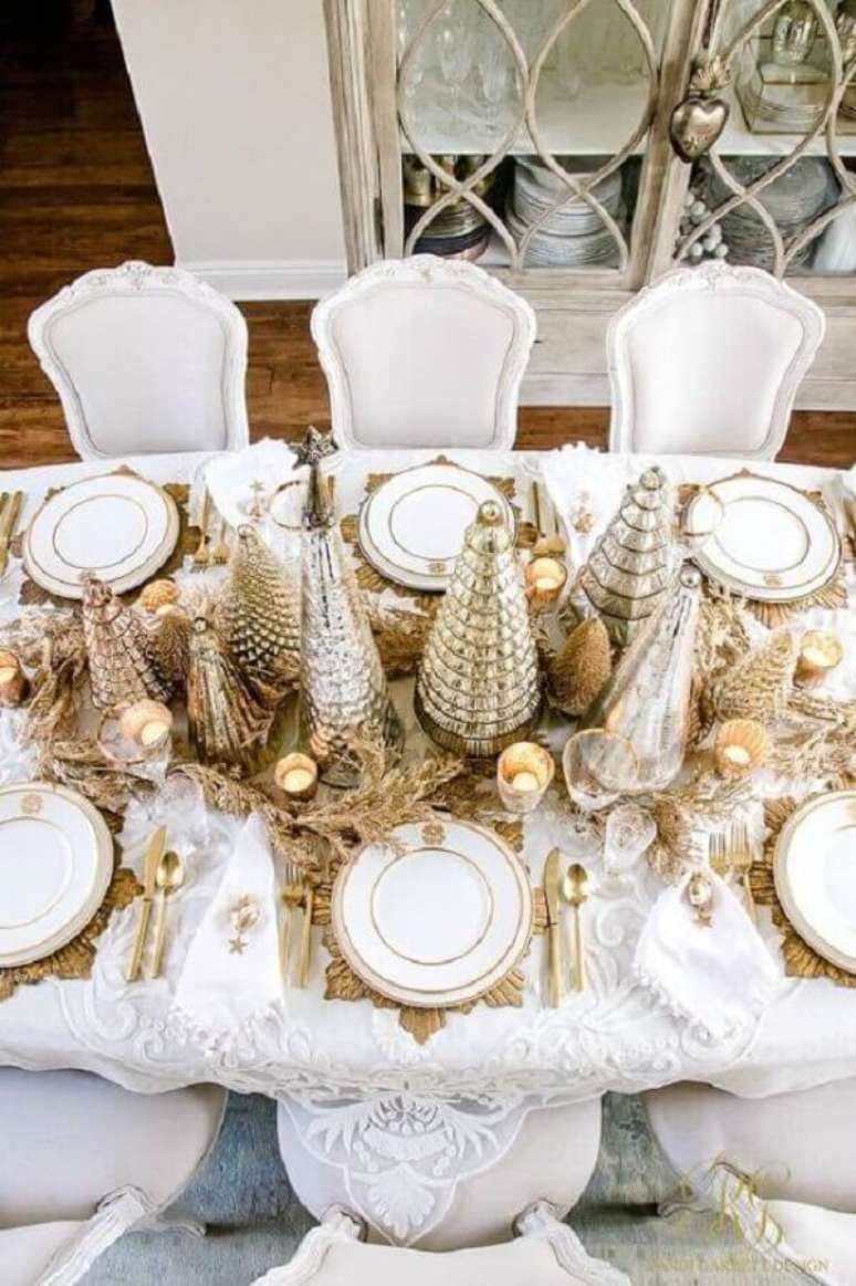 82. Ideia de enfeites para decoração mesa réveillon branca e dourada – Foto: Society19]