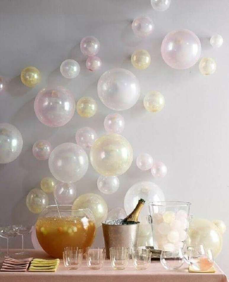 85. Decoração de réveillon com balões simples – Foto: Apartment Therapy